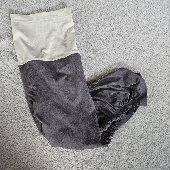 3 for $15 Pink Blush Maternity Capri Leggings M - Picture 1 of 5